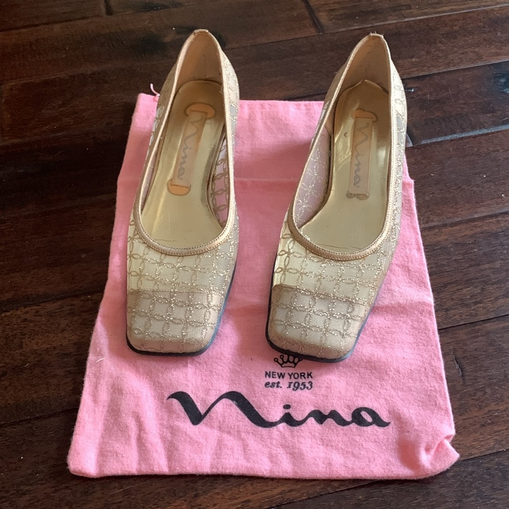Gold Nina evening wear shoes w/ small heel size 7N with pink dust bag EUC